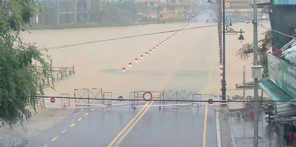 Nước sông Hương gần tràn bờ, TP Huế ngập mênh mông - 1 Nước sông Hương gần tràn bờ, TP Huế ngập mênh mông - 1
