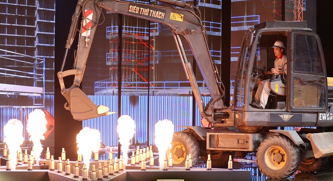 Xuân Bắc, Đức Phúc bái phục bậc thầy lái máy xúc hất mũ, khui 50 chai bia - 3