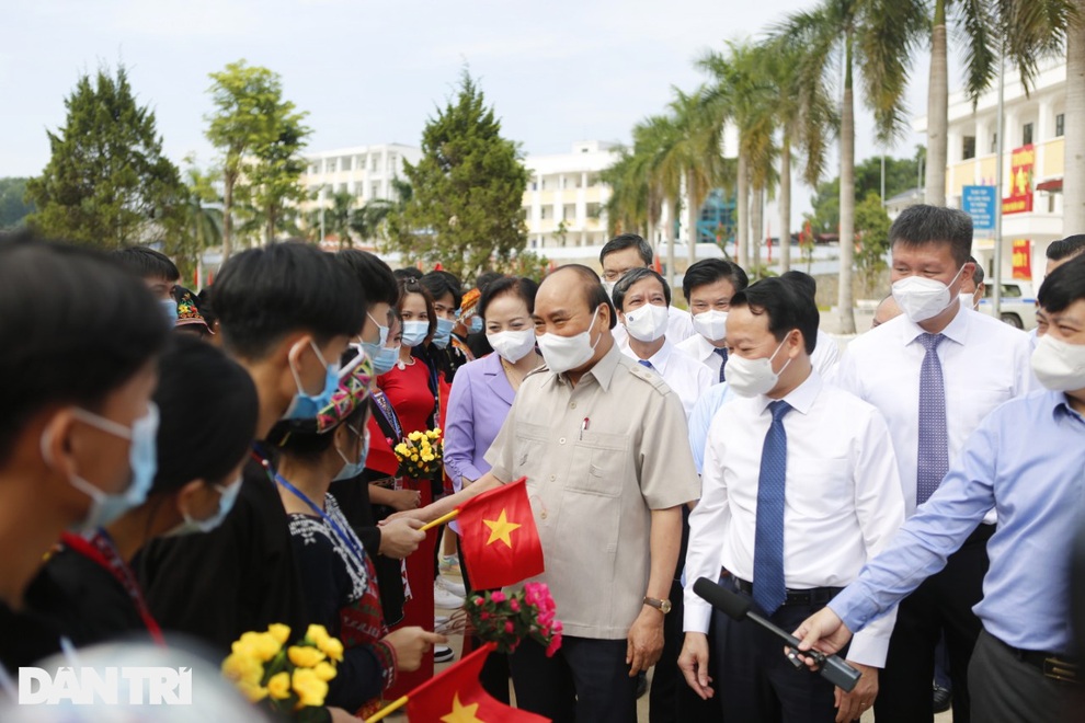 Chủ tịch nước Nguyễn Xuân Phúc dự Lễ khai giảng năm học mới tại Yên Bái - 4 Chủ tịch nước Nguyễn Xuân Phúc dự Lễ khai giảng năm học mới tại Yên Bái - 4