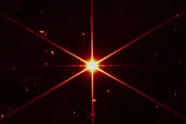 Ảnh chụp "nét căng" từ kính viễn vọng James Webb đẩy xa các giới hạn vật lý