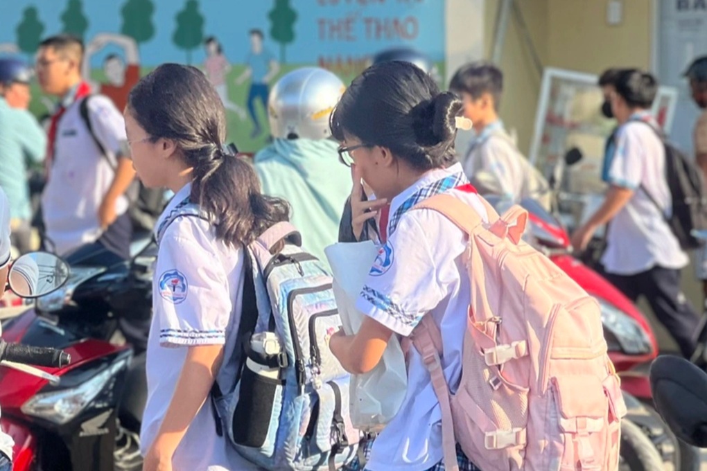 Phụ huynh tranh luận việc con phải đi học ngày thứ bảy: Sở GDĐT vào cuộc - 1 Phụ huynh tranh luận việc con phải đi học ngày thứ bảy: Sở GDĐT vào cuộc - 1