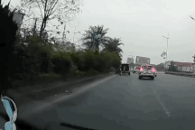 Ô tô dừng thay lốp trên làn đường cho phép xe chạy tới 90km/h