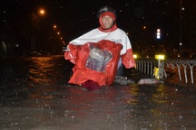 Đường ngập sâu hơn 1 mét, người dân chới với giữa biển nước