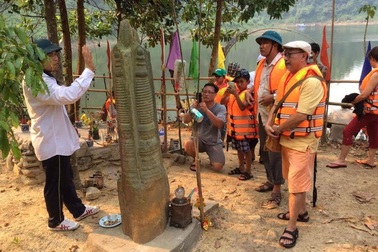 Cột đá thiêng A Lưới và truyền thuyết bên sông Ưng Hoong