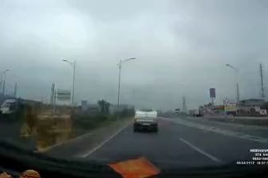 Dừng đột ngột và lùi xe trên đường cao tốc