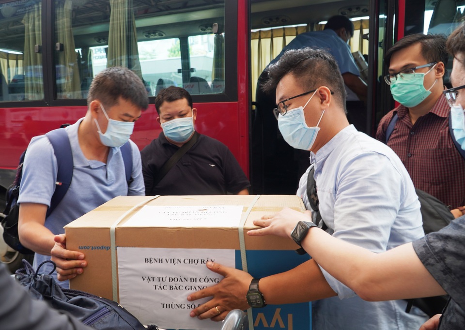 13 bác sĩ Bệnh viện Chợ Rẫy hỏa tốc tới Bắc Giang hỗ trợ dập dịch Covid-19 - 2 13 bác sĩ Bệnh viện Chợ Rẫy hỏa tốc tới Bắc Giang hỗ trợ dập dịch Covid-19 - 2