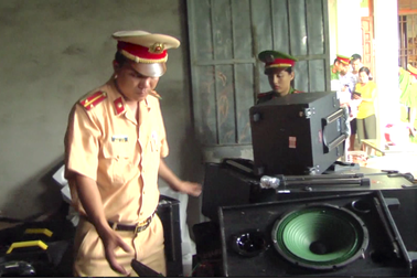 Khám xét nhà nghi can cầm đầu đường dây vận chuyển 1 tấn ma túy đá