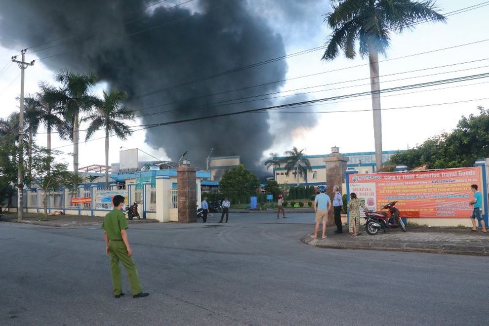 Cháy lớn tại công ty sản xuất vali trong Khu công nghiệp Hòa Xá - 1 Cháy lớn tại công ty sản xuất vali trong Khu công nghiệp Hòa Xá - 1