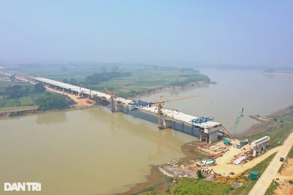 Hợp long cây cầu lớn nhất dự án cao tốc Bắc - Nam đoạn Mai Sơn - Quốc lộ 45 - 1 Hợp long cây cầu lớn nhất dự án cao tốc Bắc - Nam đoạn Mai Sơn - Quốc lộ 45 - 1