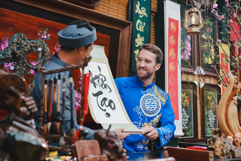 Đại sứ Anh viết thư pháp, gói bánh chưng nhân dịp Tết Quý Mão - 10 Đại sứ Anh viết thư pháp, gói bánh chưng nhân dịp Tết Quý Mão - 10