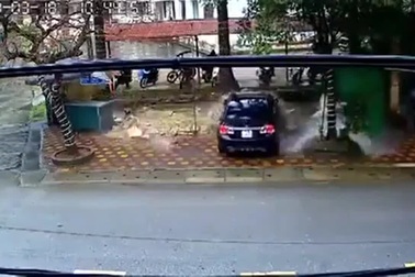 Giật mình tình huống bức tường tự đổ sập đè vào ô tô đang đậu