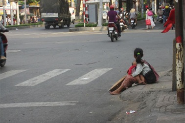 4 cháu nhỏ bị ép ngồi xin tiền giữa trưa nắng