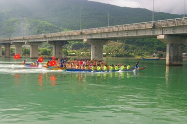 Khai hội đua thuyền trên vịnh đẹp thế giới