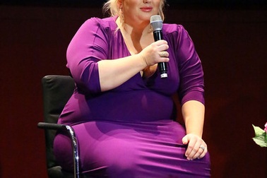 Nữ diễn viên trẻ người Úc tự tin với thân hình “phì nhiêu”