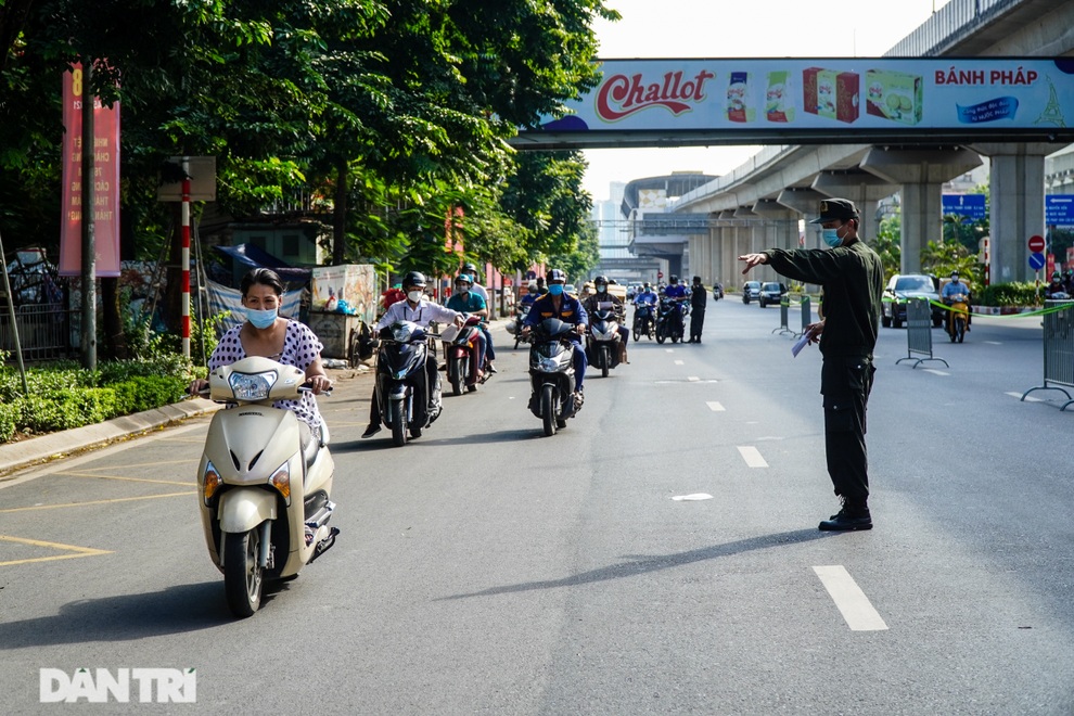Hà Nội: 6 tổ liên ngành xử phạt nhiều người ra đường không giấy tờ - 1 Hà Nội: 6 tổ liên ngành xử phạt nhiều người ra đường không giấy tờ - 1