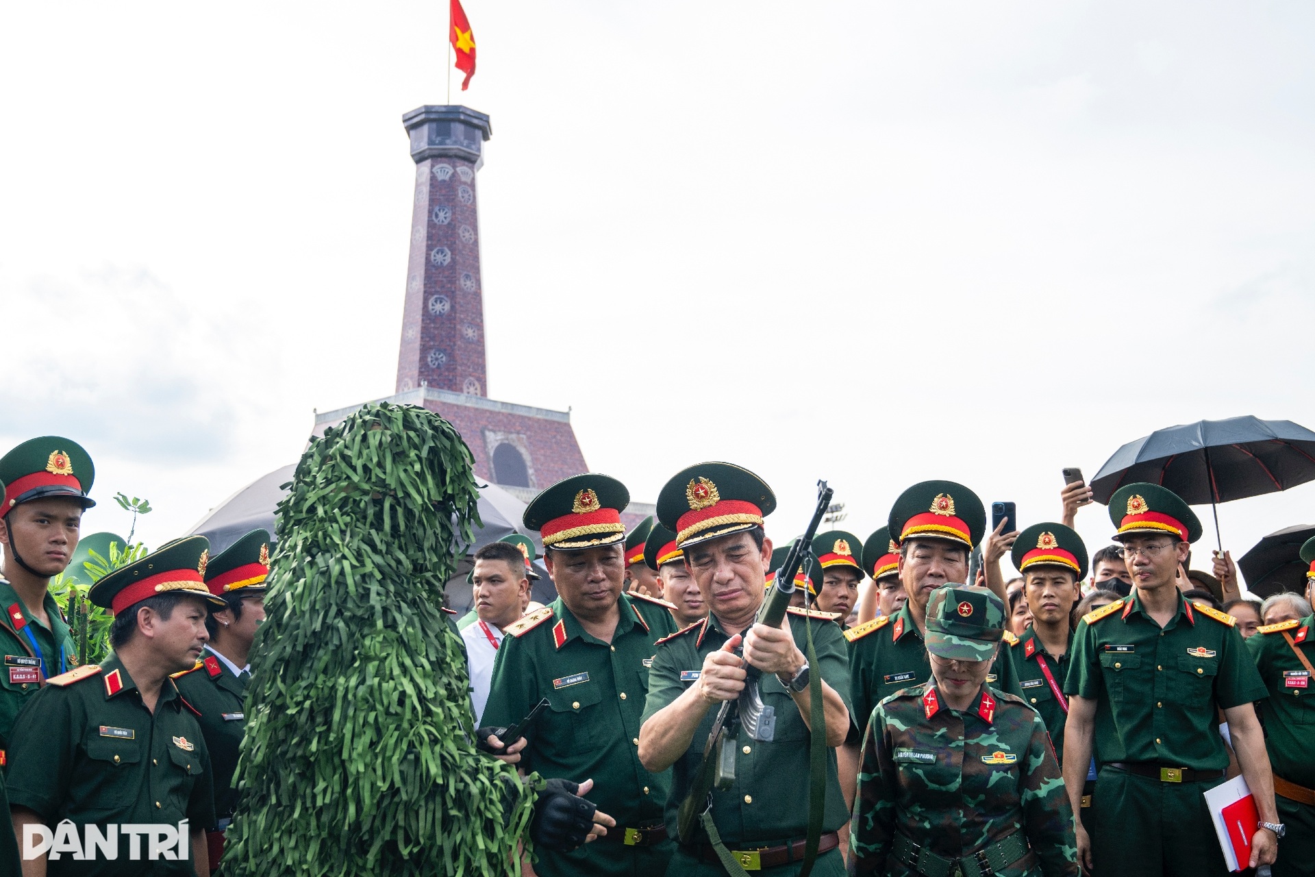 Đại tướng Phan Văn Giang trải nghiệm lái xe không kính đường Trường Sơn - 12