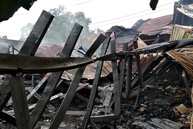 Lửa cuồn cuộn tại xưởng nệm mút, cả khu phố náo loạn sơ tán