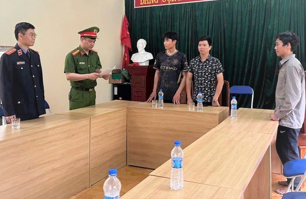 Hai thanh niên khai thác gỗ trái phép bị khởi tố - 1 Hai thanh niên khai thác gỗ trái phép bị khởi tố - 1