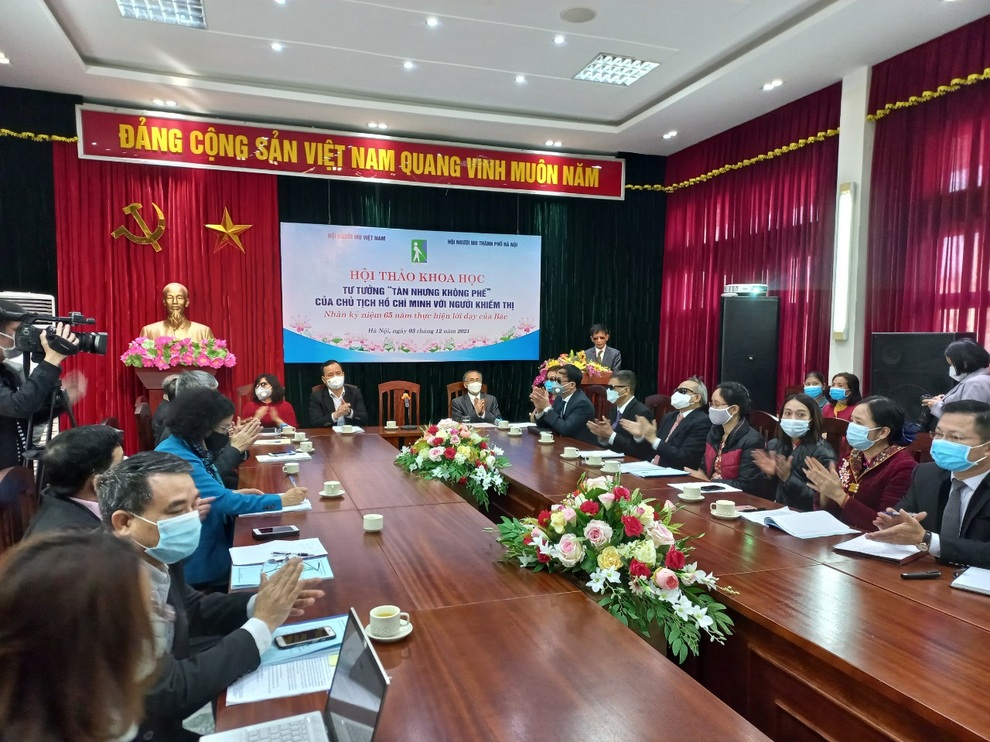 Khi hàng thủ công của người mù sang Pháp - 1 Khi hàng thủ công của người mù sang Pháp - 1