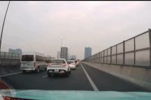 Xe máy đi vào đường Vành đai 3 trên cao, quệt bay gương ô tô