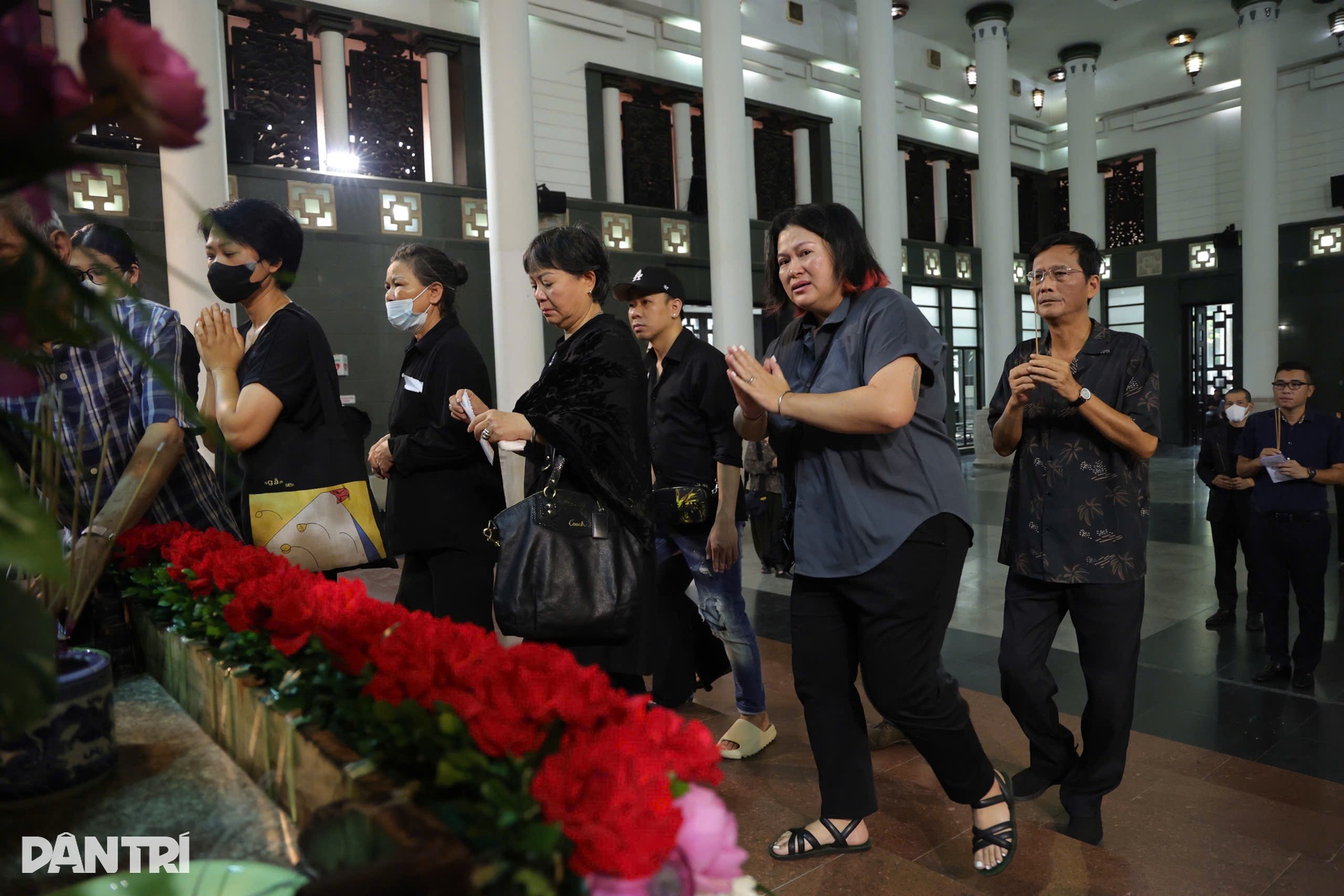 Gia đình, đông đảo nghệ sĩ tiễn đưa họa sĩ Lê Thiết Cương - 3 Gia đình, đông đảo nghệ sĩ tiễn đưa họa sĩ Lê Thiết Cương - 3
