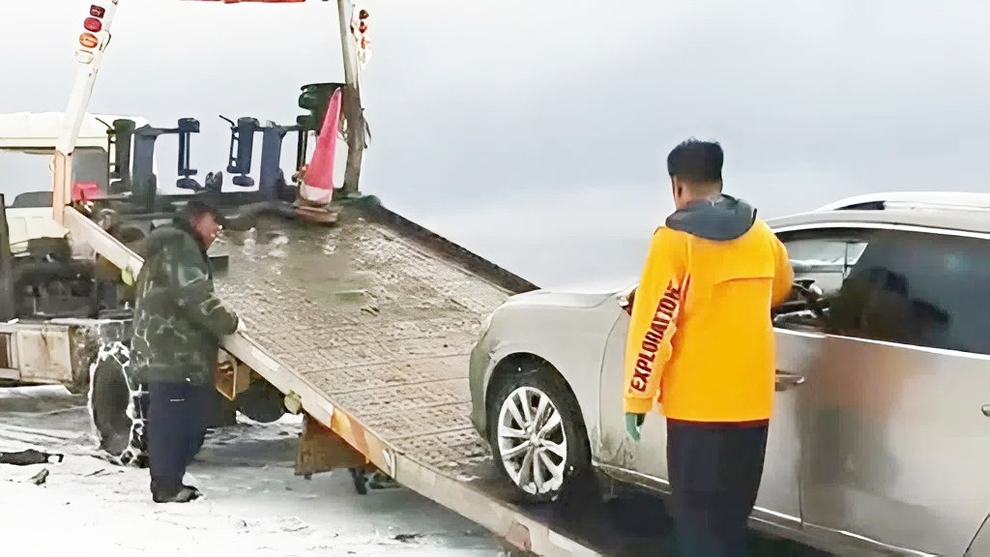  Mắc kẹt ở đỉnh núi một mình, người đàn ông thoát chết nhờ trốn vào cốp xe - 2