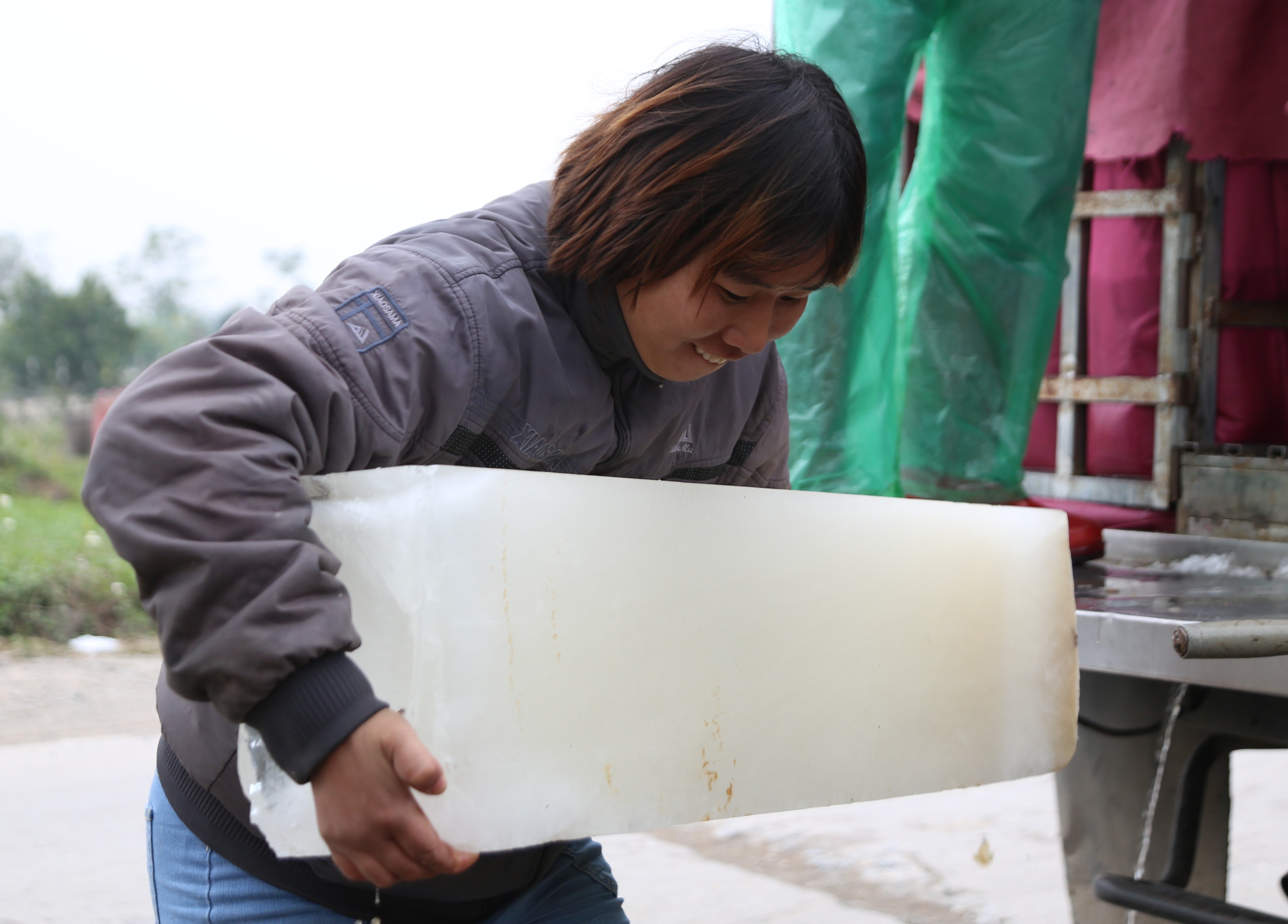 Hà Nội: Đông giá hơn 10 độ C, thợ nước đá vẫn miệt mài làm việc - 5