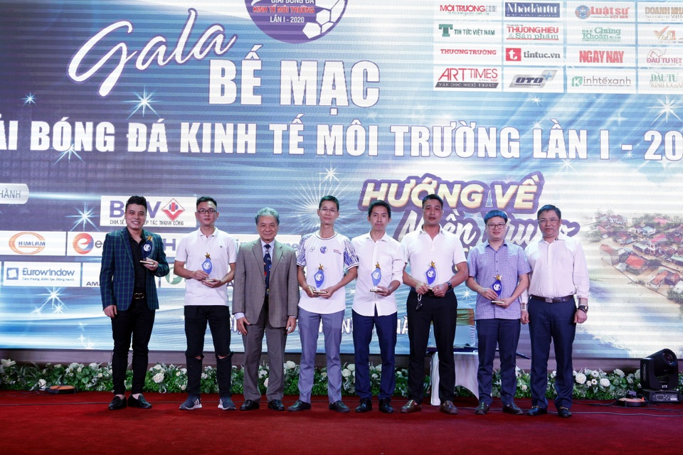 Đội bóng đá báo Dân trí giành giải Khuyến khích cúp Kinh tế Môi trường 2020 - 2 Đội bóng đá báo Dân trí giành giải Khuyến khích cúp Kinh tế Môi trường 2020 - 2