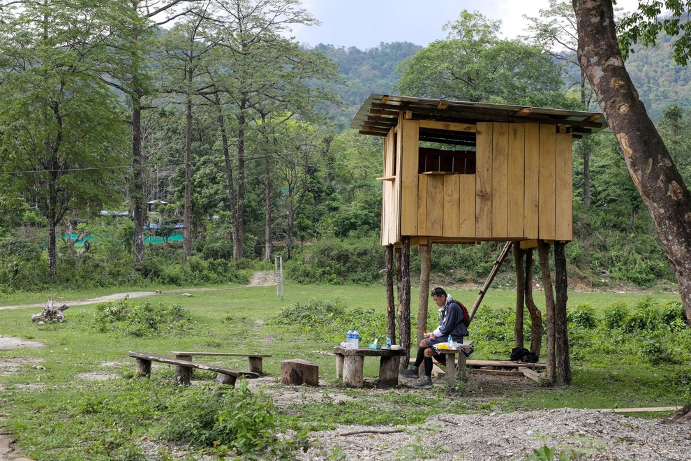 Nhà vua Bhutan băng rừng xuyên núi 14 tháng, thị sát chống dịch Covid-19 - 3 Nhà vua Bhutan băng rừng xuyên núi 14 tháng, thị sát chống dịch Covid-19 - 3