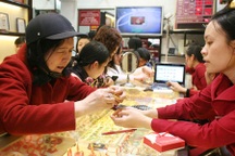 Giá vàng lấy lại mốc 42 triệu đồng/lượng