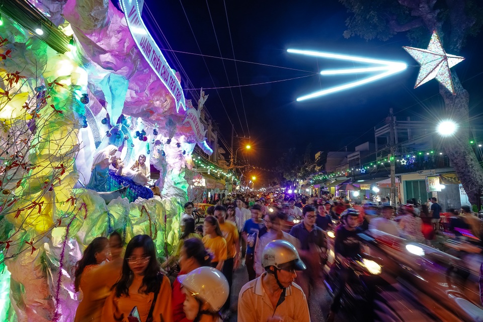Hang đá lung linh “thắp sáng” lời nguyện cầu trong đêm Giáng sinh an lành - 1 Hang đá lung linh “thắp sáng” lời nguyện cầu trong đêm Giáng sinh an lành - 1