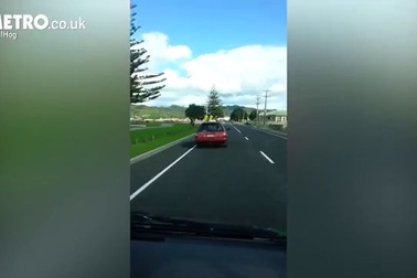 Nhóc 8 tuổi điều khiển xe hơi đi trên phố