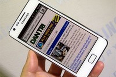 Galaxy S II trắng chính hãng dưới 14 triệu đồng