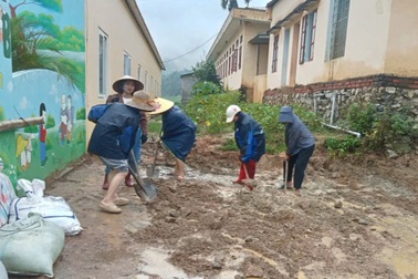 Thầy cô, chiến sĩ đội mưa dọn bùn đất chuẩn bị cho ngày khai giảng