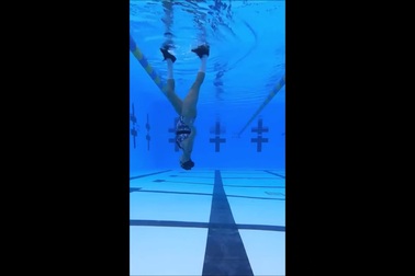 Cô gái gây kinh ngạc với những màn vũ đạo dưới nước đầy tài tình