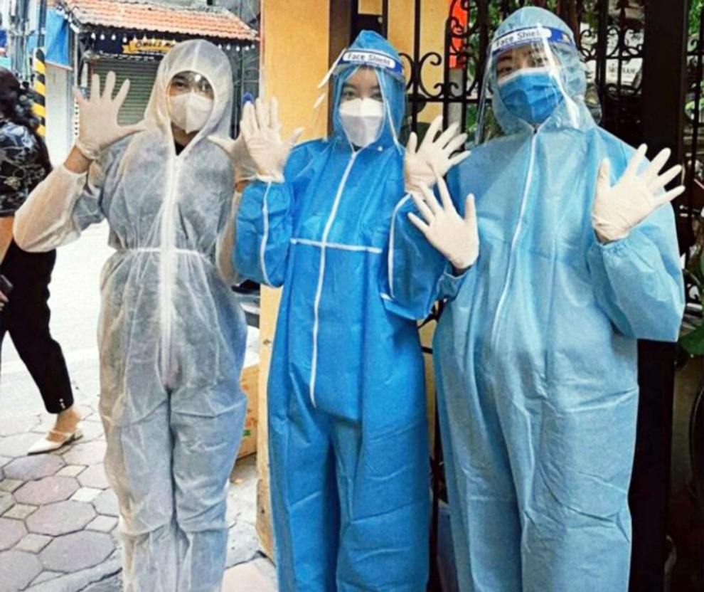 3 hoa hậu đình đám phát cơm cho người dân nghèo gặp khó khăn vì Covid-19 - 1 3 hoa hậu đình đám phát cơm cho người dân nghèo gặp khó khăn vì Covid-19 - 1