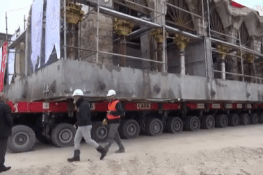 Di chuyển nhà thờ cổ nặng 1700 tấn bằng xe tải 256 bánh