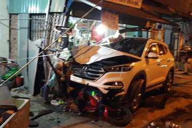 Ô tô lao lên vỉa hè tông 2 người chết, 4 người bị thương