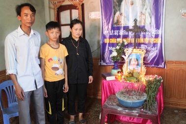 Xe máy kẹp 3 đâm bé gái tử vong rồi bỏ trốn