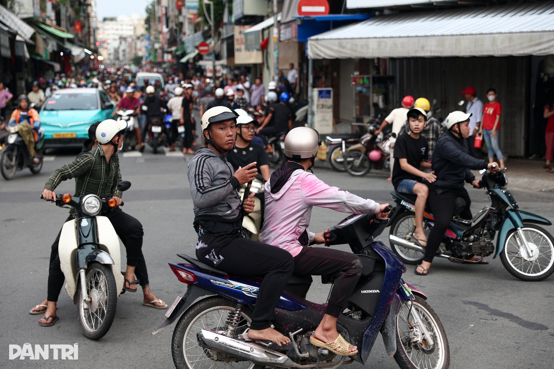 Thanh niên cầm dao đi giật đồ cúng rằm tháng Bảy ở TPHCM - 2 Thanh niên cầm dao đi giật đồ cúng rằm tháng Bảy ở TPHCM - 2