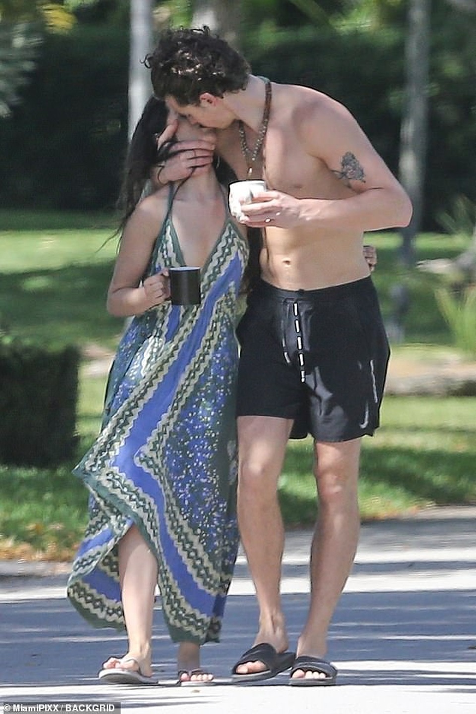 Camila Cabello tình tứ hôn Shawn Mendes - 1 Camila Cabello tình tứ hôn Shawn Mendes - 1