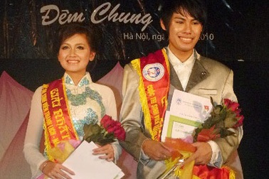 SV Kinh tế quốc dân…trao nhẫn cầu hôn trên sân khấu