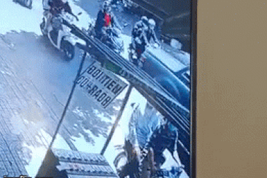 Camera ghi hình 2 thanh niên trộm vé số giữa ban ngày ở TPHCM