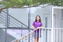 Cả tuổi thơ hóng chuyện ở tiệm gội đầu, nữ sinh giành học bổng 8,8 tỷ đồng