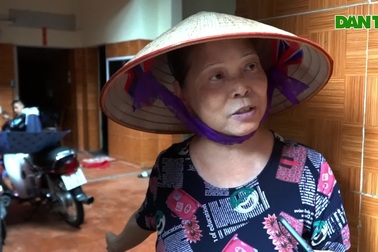 Lũ kéo xác thối, rác thải bủa vây: Người Hà Nội lo dịch bệnh khi nước rút