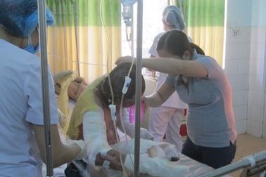 Nam thanh niên tự thiêu trước nhà