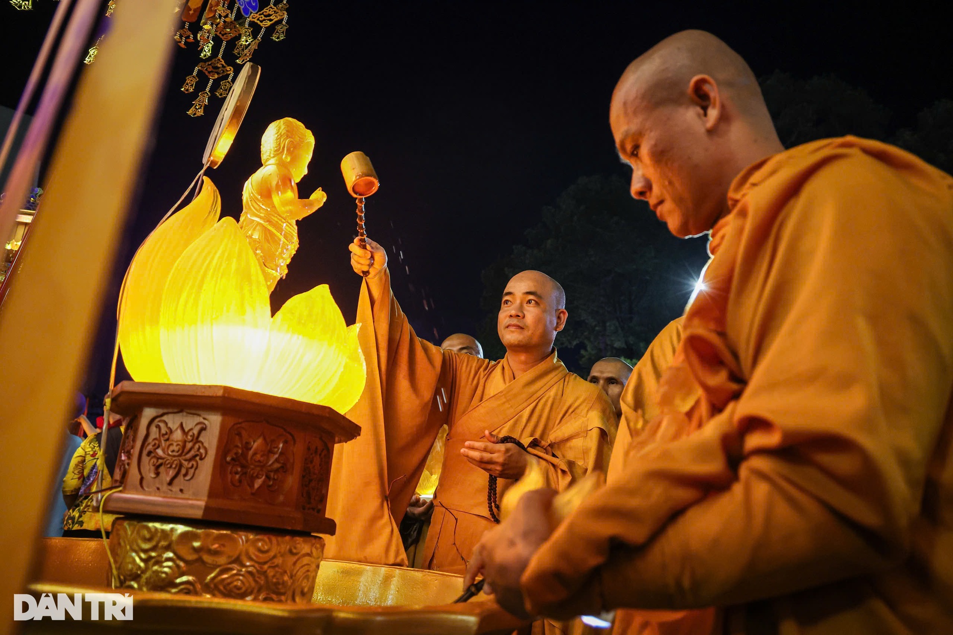 Hàng nghìn người rước kiệu tôn tượng Đức Phật đản sinh ở TPHCM - 12 Hàng nghìn người rước kiệu tôn tượng Đức Phật đản sinh ở TPHCM - 12