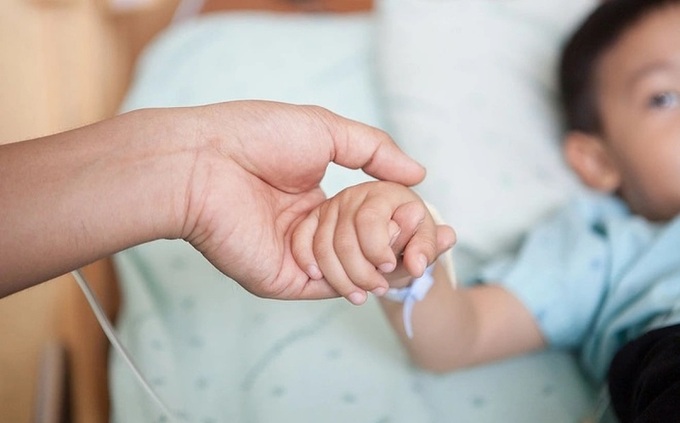 Khi thấy trẻ đau đầu dữ dội, co giật, méo miệng, yếu liệt chi... cần phải nghĩ đến đó là những dấu hiệu đột quỵ.