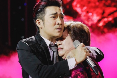 Ca sĩ Quang Hà ôm mẹ bật khóc nức nở trên sân khấu