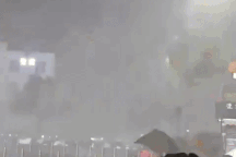 Bão Wipha quét qua Trung Quốc: Đường phố thành sông, cây cối gãy đổ